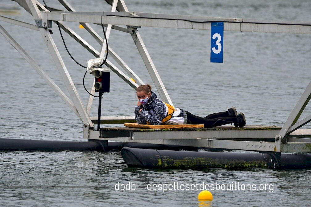 Un teneur de bateau sur son ponton de départ, prêt à tenir le bateau du couloir 3.